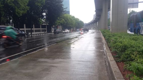 音响系统在雨水中爆炸，新加坡大使馆的大量UAS支持者分散