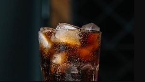 Suka Minum Soda Setiap Hari? Ini Risiko Kesehatan yan Patut Diwaspadai