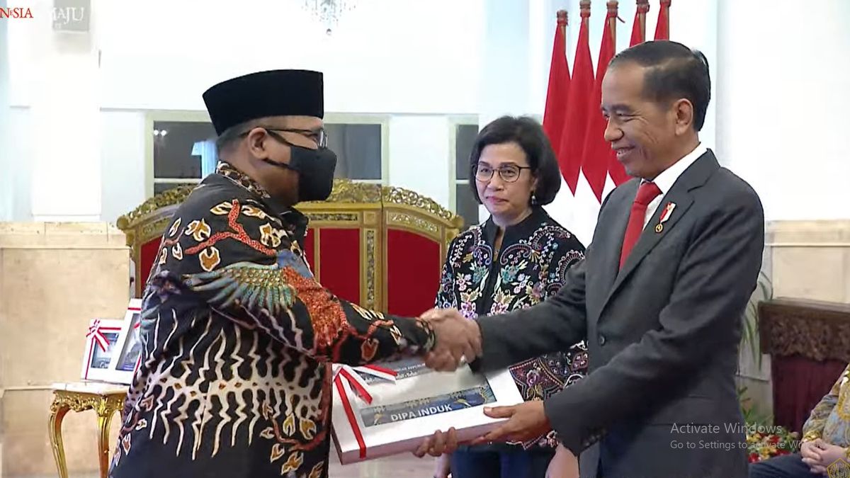 Sri Mulyani Dampingi Jokowi Serahkan Laporan DIPA dan Buku Alokasi Transfer Daerah 2023