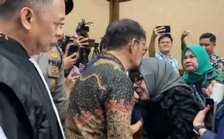 Sebelum Dengarkan Vonis Hakim, SYL Kecup Dahi Wanita Ini