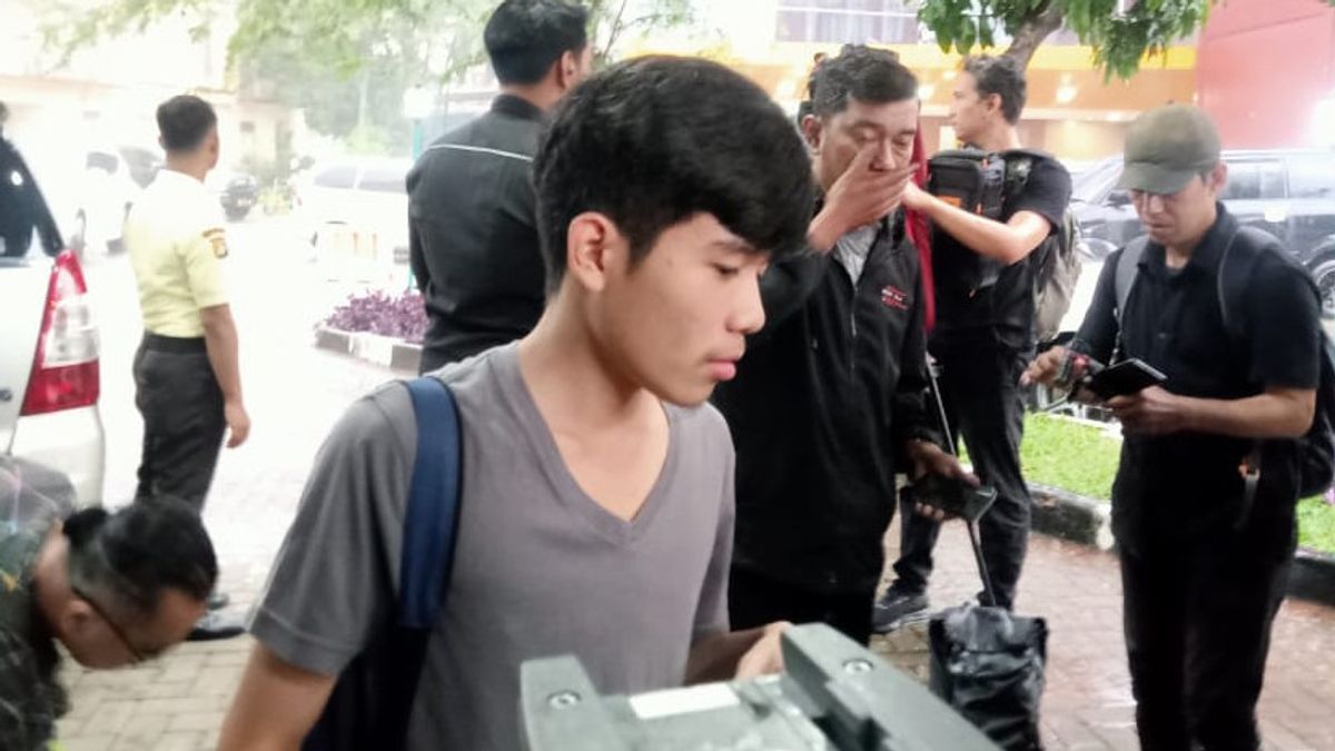 Reported Missing At Glodok Plaza: Stanly Rests To Find His Papa At The Ante Mortem Command Post At The Police Hospital