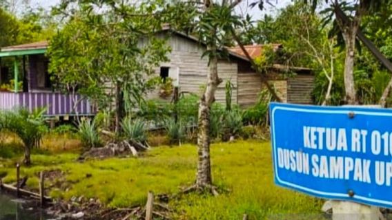 Eating, Drinking And Cleaning, In The Last 10 Years, Transmigrants In Kalis, West Kalimantan Have Been Forced To Use Rainwater