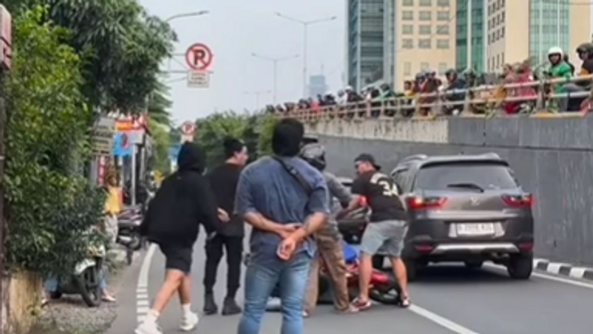 Prevent Motorcyclists From Going Oppositely On The Slipi Flyover, YouTuber Laurend Was Thrown Stones By Residents