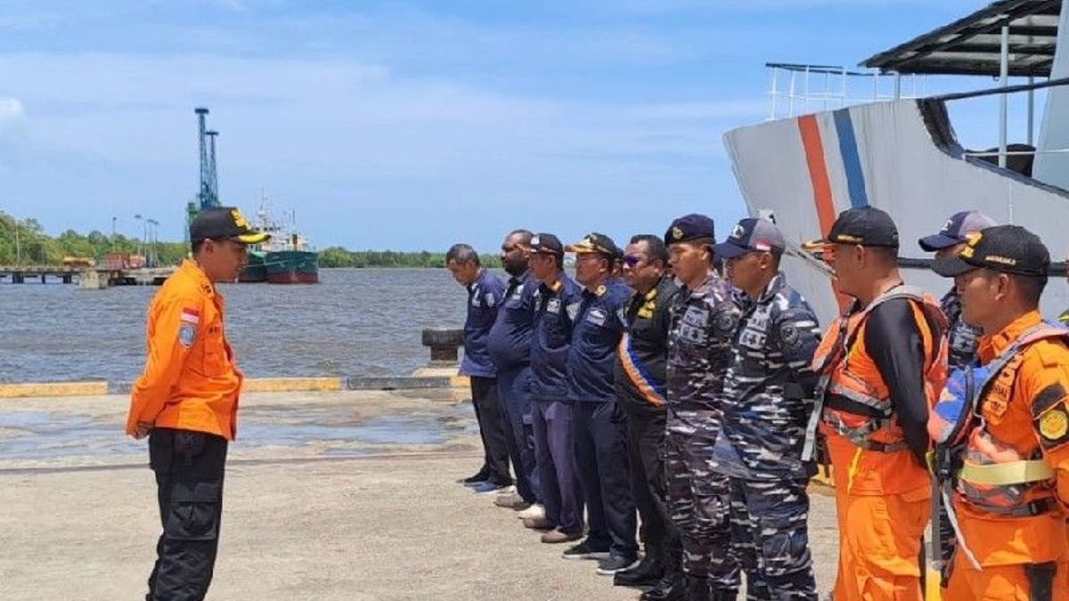 合同SARチームが6人の外国人観光客を乗せたアラフル海域で漂流中のクルーズ船を避難させる
