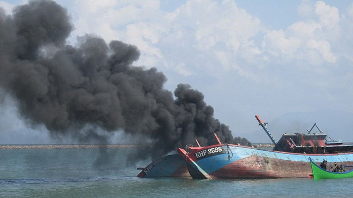 2 Malaysian -Fired Foreign Fishing Vessels Burned In The Ocean