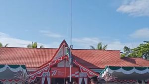 Aksi Heroik Siswa SMK Sambas Rajili Panjat Tiang Bendera Betulkan Tali Tersangkut Demi Merah Putih Berkibar