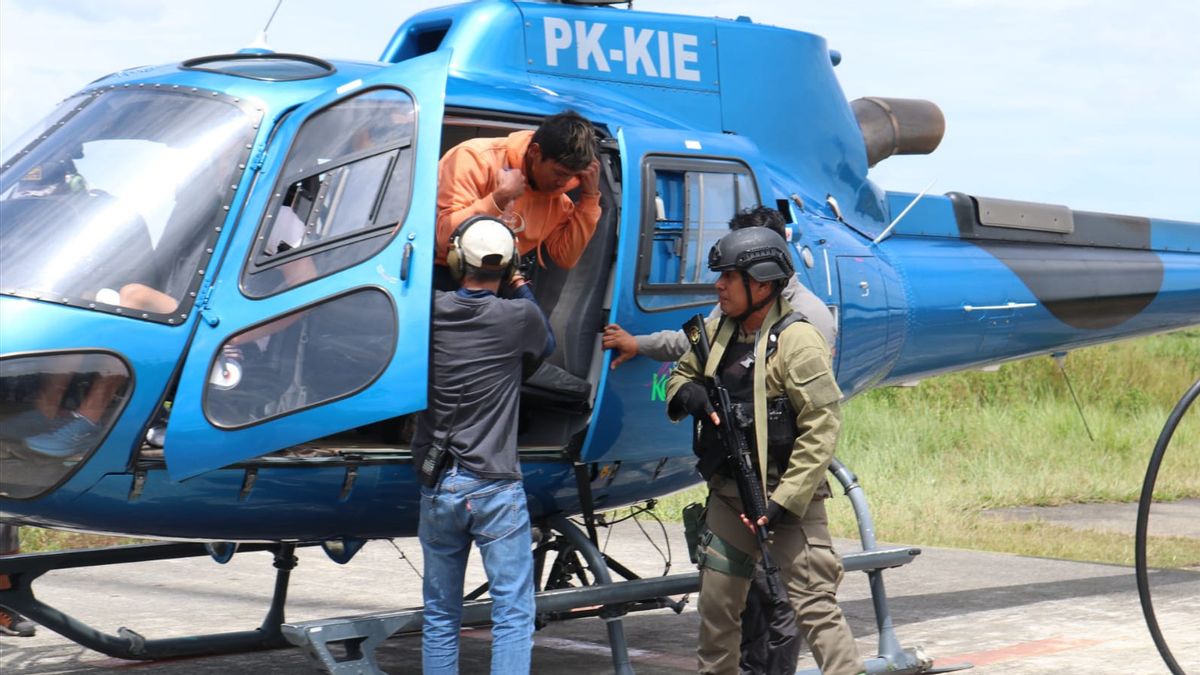 Satgas Ops Damai Cartenz Evakuasi Korban Penembakan KKB  di Distrik Beoga Papua