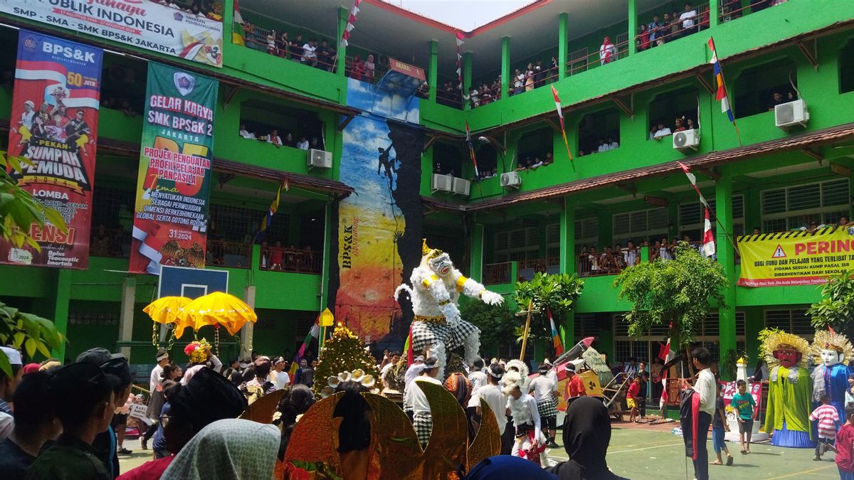 Thousands Of Students In Duren Sawit Follow The Archipelago Cultural Carnival At The Peak Of The 79th Indonesian Independence Day Celebration