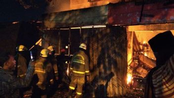 パサール・ケミスの3つのショップハウスが火災で食い尽くされ、消防車5台が倒壊した