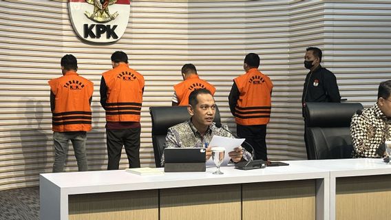 KPK Pasang Segel di Rumah Bupati Labuhanbatu Saat Penggeledahan