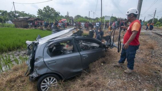 1人の女性が車がアルゴ・ウィリス高速列車スラバヤ・バンドンにぶつかった後に死亡