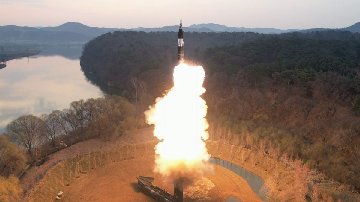 北朝鮮は多数の短距離弾道ミサイルを発射し、東海に落下する