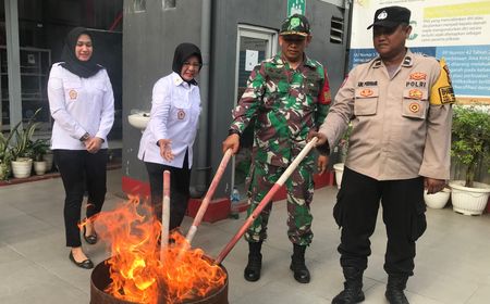 Petugas Bakar Barang Sitaan Hasil Razia di 4 Blok Rutan Kelas 1 Pondok Bambu