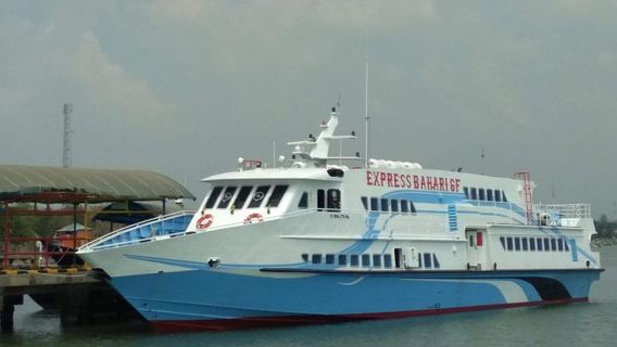 ジェパラ-カリムンジャワ横断船がイード休暇中運航