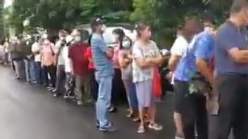 Queuing For Elderly Vaccination In West Jakarta Snakes, Netizens: Pity it's old