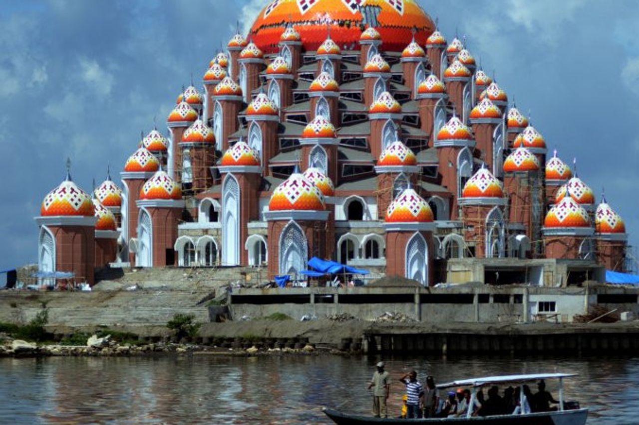 The Construction Of The 99-dome Mosque In Makassar Was Resumed