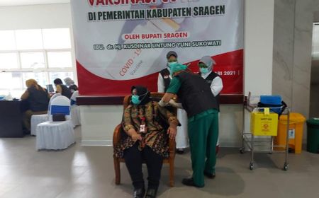 Kreatif, Baju Khusus Vaksinasi COVID-19 yang Dikenakan Bupati Sragen Langsung Viral