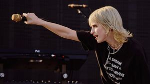 Paramore Persembahkan Repertoar Spesial untuk Robert Pattinson saat Buka Konser Taylor Swift