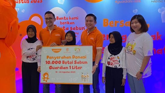 Guardian Distributes Bath Soap To Support The Health Of Indonesian Children