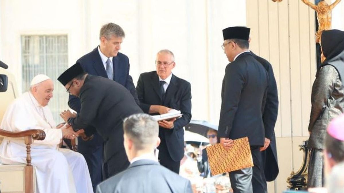 Minister Of Religion Yaqut Meets Pope Francis Delivers Invitation From President Jokowi