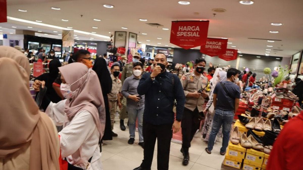 Shopping Centers In Makassar Crowded With Visitors Ahead Of Eid, Provincial Government Worries About COVID-19