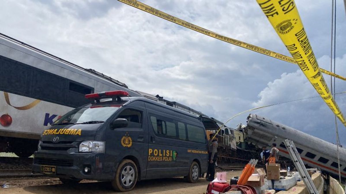 باندونغ رايا - نجح ضباط في إجلاء الضحايا 1 ضحية القضبان في تصادم قطار تورانجا - باندونغ رايا