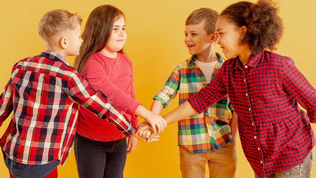 彼女の社会的スキルを肥やす、ここにあなたの子供が友達を作るのを助ける5の方法があります