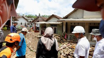 バニュワンギの6つの村が洪水に見舞われ、影響を受けた住民は一時的にホテルに移動しました