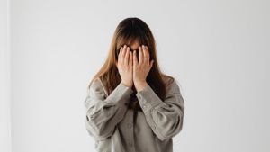Timbulkan Pikiran Negatif Tentang Diri Sendiri, Ini 9 Tips Mengatasi Rasa Malu dalam Bersosialisasi