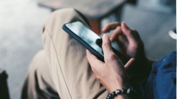 Mengenal Smartphone Pinky, Fenomena Terkait Durasi Memegang Ponsel