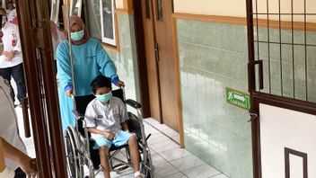 5回手術、カンジュルハン悲劇の犠牲者10歳の少年は、入院の24日後に家に帰ることを許された