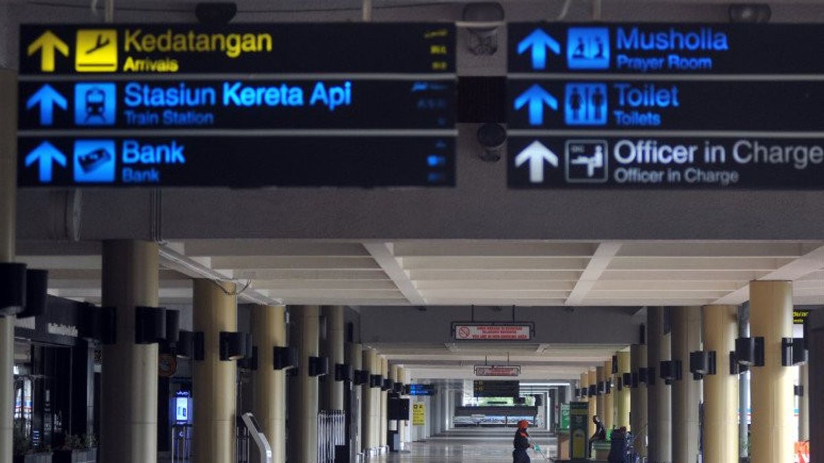 Des passagers de Berulah se plaisantent d’apporter des bombes à l’aéroport de Minangkabau, descendus forcés et vérifiés