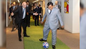 Momen Prabowo Tendang Bola saat Temui Presiden FIFA di Paris