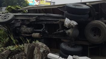 在被路障击中后，Hebel Brick运输卡车在MT Haryono倒塌