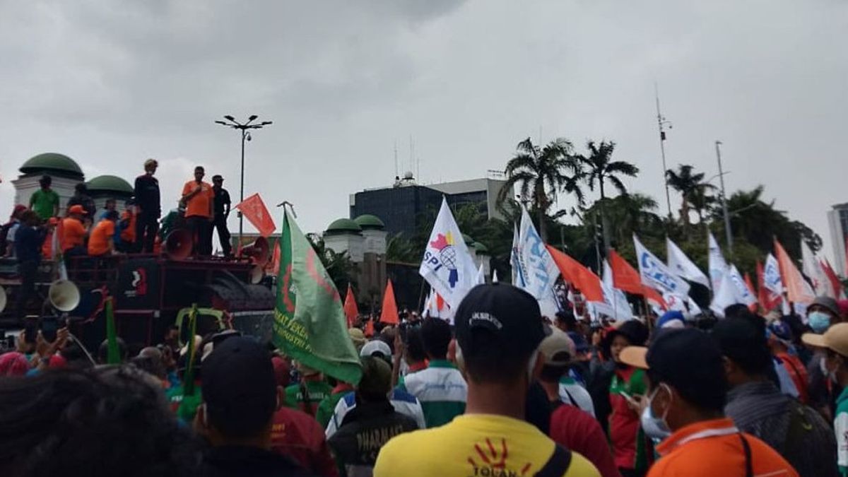 Demo Buruh Digelar di Depan Gedung DPR Ajukan 5 Tuntutan