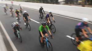 Kasus COVID-19 Melejit, Uji Coba Jalur Road Bike JLNT Kampung Melayu-Tanah Abang Ditiadakan