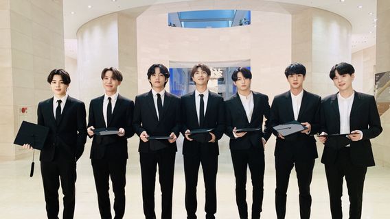 BTS Sampaikan Ucapan Selamat untuk <i>Dear Class of 2020</i>