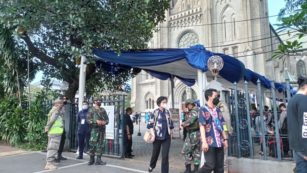 在雅加达大教堂的耶稣受难节服务后， 会众： 现在太不一样了 