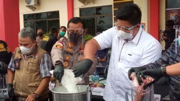 Police Boil 3.35 Kg Of Methamphetamine In Front Of The Bintan Police Headquarters