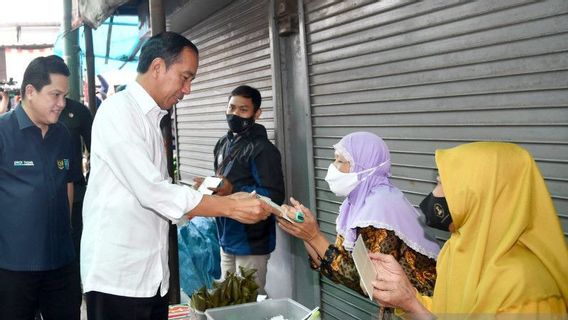 Happy Face Of Traders At Pasar Tugu Palsigunung Depok, Receiving 'THR' Early From Jokowi