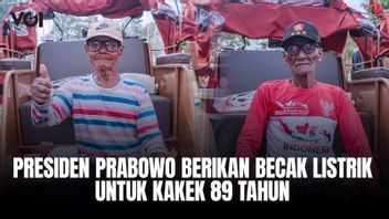 プラボウォ大統領、高齢者人力車引っ張りのために100個の電動人力車を贈呈