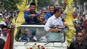 Jokowi Bareng Ahmad Luthfi dan Gus Yasin Pawai Naik Jeep Terbuka, Bagi-bagi Kaos