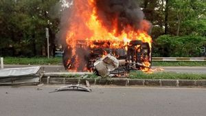 Tabrak Tiang Hingga Terguling, Mobil Alphard di Pintu Tol Pondok Aren Terbakar