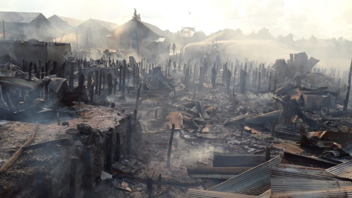 Le Feu Brûle 30 Maisons En Bois à Tumbang Rungan Palangka Raya