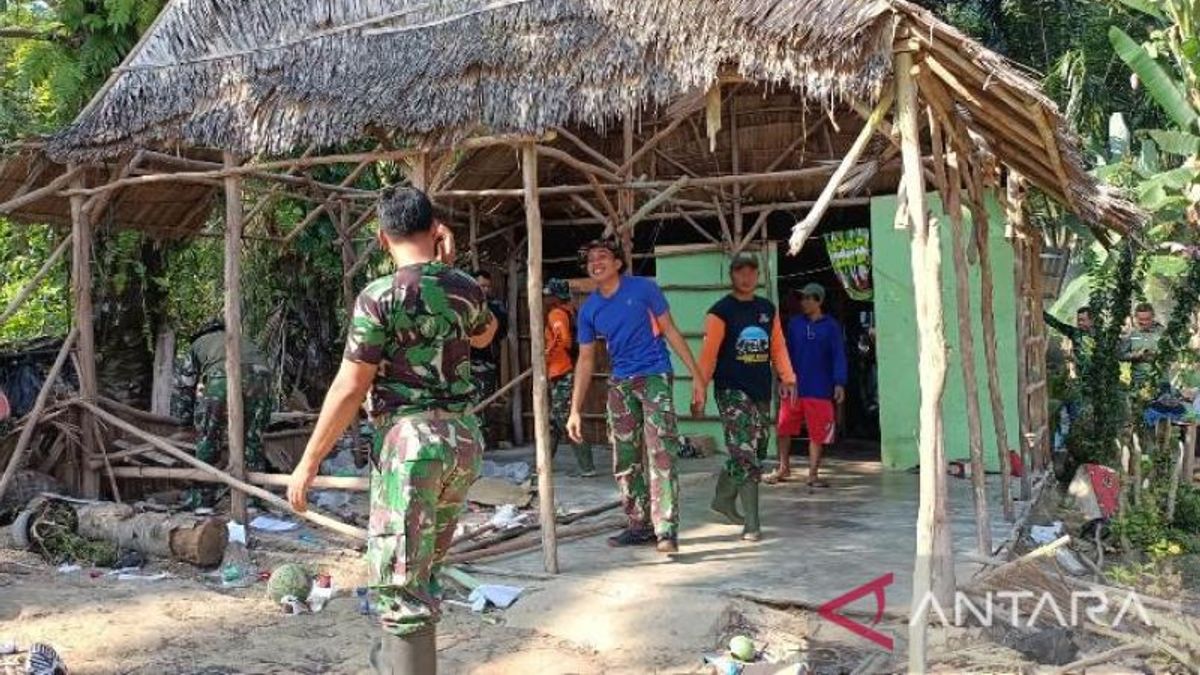 Rehabiltisi Rumah Warga Pesisir Bangak Barat, PT Timah Gandeng TNI AD