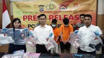 الشرطة تعتقل لصوص أموال لسكان تاراكان ما يقرب من 1 مليار روبية إندونيسية