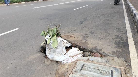 雅加达市中心的许多坑洼，摩托车手：可以摔断手脚