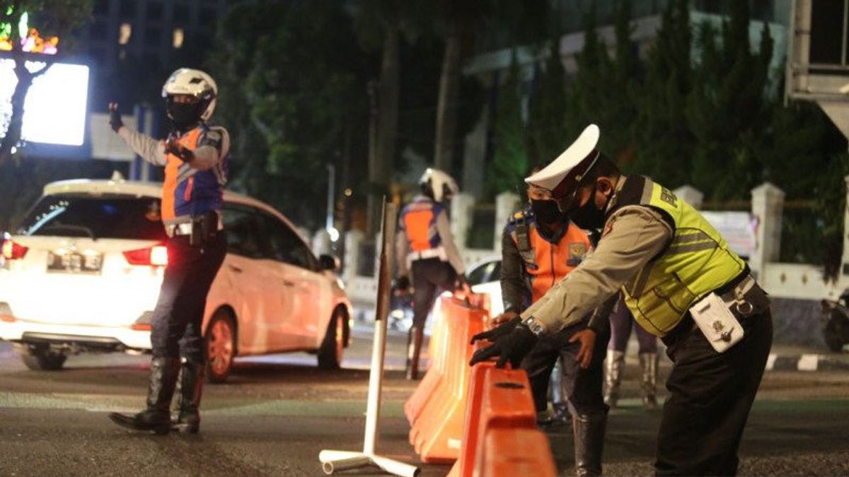 Garde les frontières, la police du métro tourera vers le convoi de véhicules de direction de Jakarta