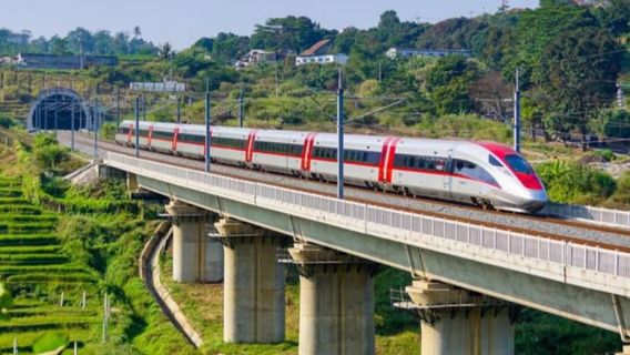 合計460,190人が学校の休暇中に誰かを育てました