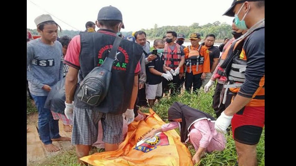 العثور على جثث 3 ضحايا قارب غرق في نهر باريتو في وسط كاليمانتان